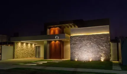 Casa em Condomínio, de 04 quartos, sendo 02 suítes