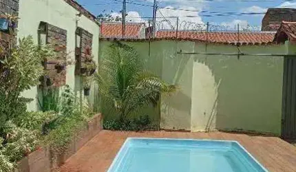 Casa de 03 quartos, com piscina, no Bairro Serra Dourada