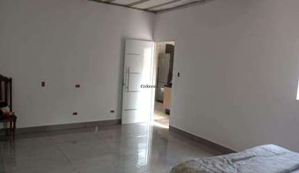 Casa com três quartos. sendo uma suítes.