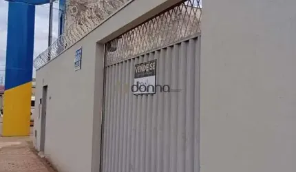 Casa, com três quartos.