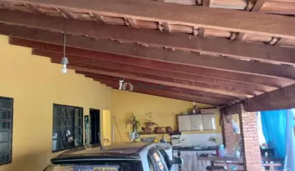 Casa com três quartos, sendo uma suíte.