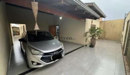 Casa Três quartos sendo duas Suítes Jardim Itália