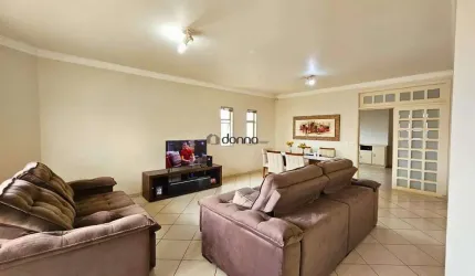 Casa à venda com ponto comercial, ótima localização, amplo apartamento, no pavimento superior, garagem, e salas para locação. Mêrces - Uberaba - MG
