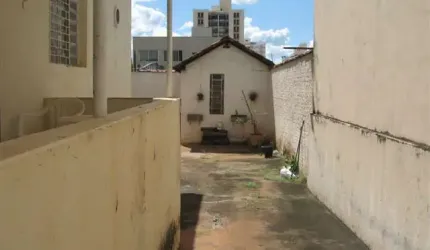 Imperdível oportunidade! Casa à venda no Centro de São José do Rio Preto-SP, 2 quartos, 1 sala e 4 vagas de garagem.
