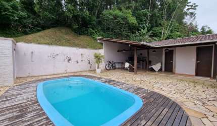 Casa com 3 quartos à venda no Margem Esquerda, Gaspar , 230 m2 por R$ 800.000