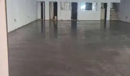 galpão com 350m², com mezanino, escritório, 02 banheiros, copa.