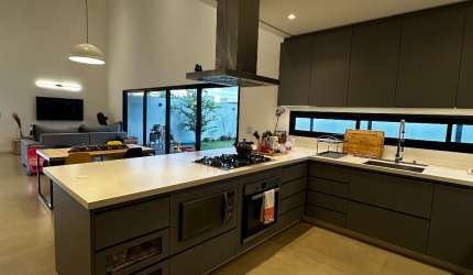 Sobrado no Jardins Capri, localizado no Senador Canedo  445,99 m² de terreno e 289 m² de área construída Sala TV integrada com a cozinha  05 quartos