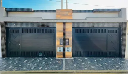 CASA térrea Alto Padrão com 3 Dormitórios-Suites, Área Gourmet com Hidro-SPA - Bairro CAIÇARA em Praia Grande - SP.  'Aceita Financiamento Bancário'