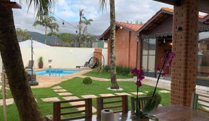 LINDA CASA NO BAIRRO DO JARDIM FLORIDA - PRAIA GRANDE .