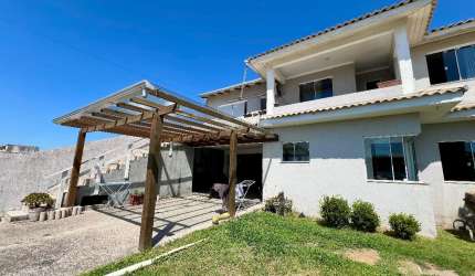 Sobrado Semi-Mobiliado com Anexo no Bairro Capão Novo