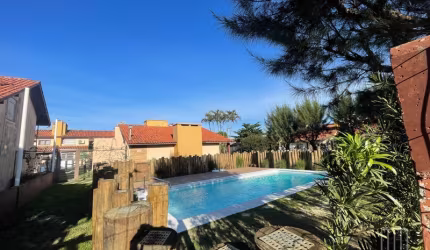 Sobrado 2 dormitórios + mezanino, condomínio com piscina, próximo ao mar