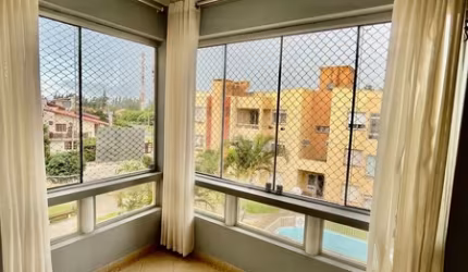 Lindo apartamento 1 dormitório e meio em Capão Novo, condomínio com piscina térmica