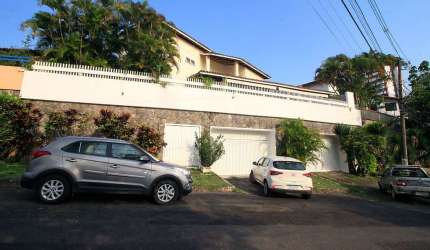 Casa Quatro Quartos para Venda no Caminho das Árvores.