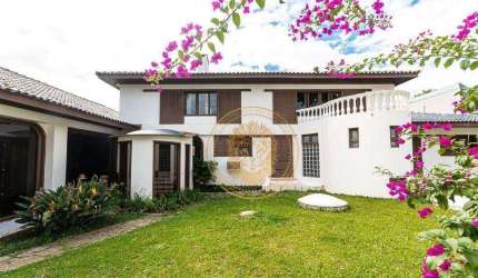 Casa ampla com 6 dormitórios no Centro Cívico