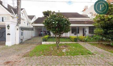 Casa com 7 dormitórios e amplo quintal no Água Verde