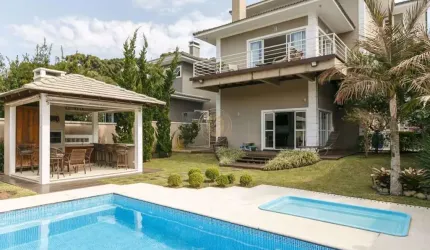 Casa com 4 suítes em condomínio fechado no Pilarzinho
