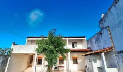 Casa em Área Ampla - Atalaia