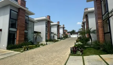 Casa recém construída, condomínio com poucas casas.