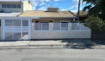 Casa com 2 quartos à venda na Rua das Perobas, 87, Madri, Palhoça, 90 m2 por R$ 490.000