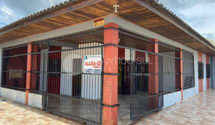 Casa de esquina semi-mobiliada á 350m do Mar, com área com churrasqueira