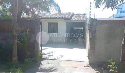 Casa na praia 2 dormitórios, 1 suíte, 1 banheiro social, sala, cozinha e edícula