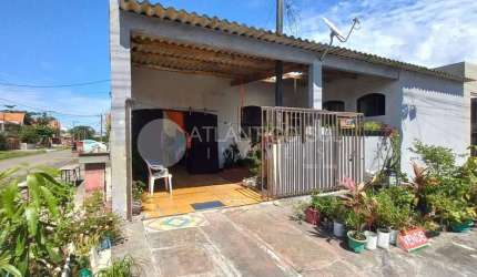 Excelente imóvel de esquina localizado em Praia de Leste a 180 metros do Mar