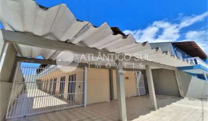 Sobrado próximo da praia com 3 quartos no COSTA AZUL, MATINHOS - PR
