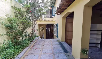 Casa tipo para venda com 5 quartos, sendo 3 suítes, 306m²