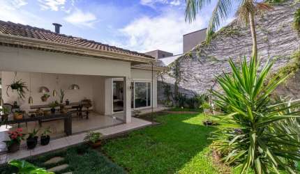 Casa tipo para venda com 3 quartos, sendo 1 suíte, 204m²