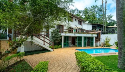 Casa tipo para venda com 6 quartos, sendo 3 suítes, 572m²