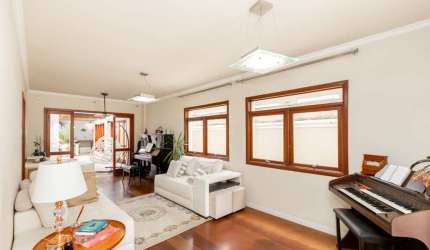 Casa em condomínio para venda com 5 quartos, sendo 3 suítes, 360m²