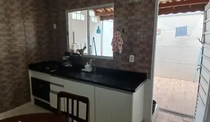 Ótima casa a venda dentro de condomínio fechado