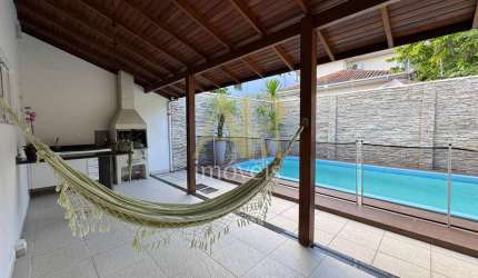 Casa à venda com 4 dorm (1 suíte), piscina e financia - Centro/ Palhoça