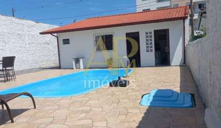 Casa à venda com piscina, edícula e sozinha no terreno na Barra do Aririu