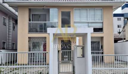 Apartamento à venda: 2 dorm (1 suíte), baixo condomínio no Pagani, Palhoça