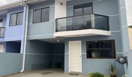 Sobrado semimobiliado em condomínio no Centro de São José dos Pinhais