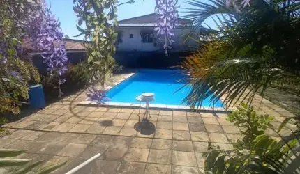 Casa solta em rua pública no centro de Lauro de Freitas com 3 quartos e 1 suíte com piscina privativa para venda na rua Waldemar do Espirito Santo