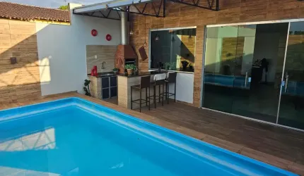 LINDA CASA COM PISCINA E CHURRASQUEIRA