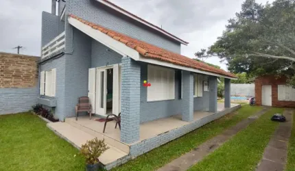 Linda residência em alvenaria, localizada no Centro de Imbé!