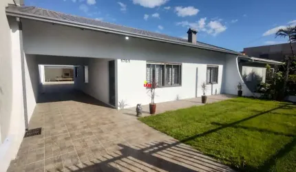 Casa com anexo ao lado de avenida principal e próxima do mar no Centro!