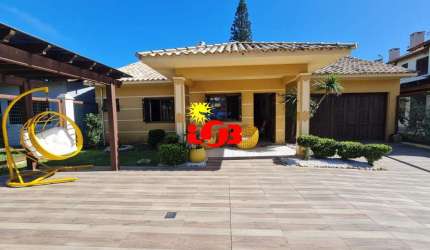 Bela casa com piscina, no Centro de Imbé!