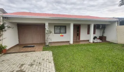Casa 03 dormitórios ao lado de avenida principal e próxima do mar!