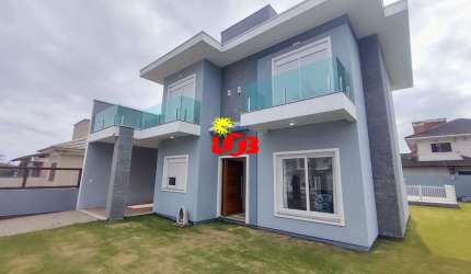 Casa de alto padrão, há 150 metros do mar!!