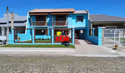 Belo sobrado há apenas 100 metros do mar!!