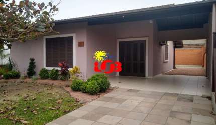 Casa à venda em Imbé - Centro, semi-mobiliada, com jardim e pátio fechado