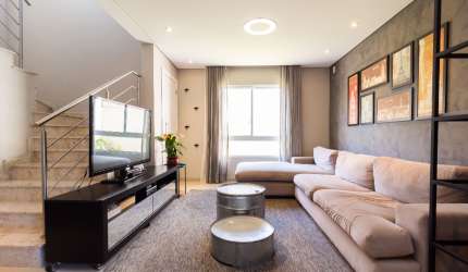 Sobrado Triplex de 158m² com 3 Quartos, Suíte, 2 Vagas, Quintal e Terraço no Residencial Face Norte, Bairro Tingui