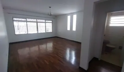Venha conhecer este amplo sobrado com ótimo acabamento e repleto de armários!
