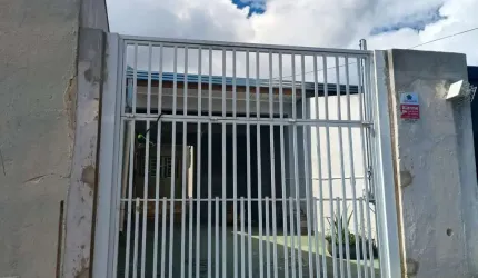 Casa com 2 quartos para alugar na Rua Capiberibe, 1255, Santa Quitéria, Curitiba por R$ 1.800