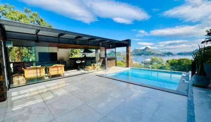 Casa EXCLUSIVA de Alto Padrão em Charitas, TODOS OS CÔMODOS com VISTA MAR, 04 suítes, sendo 02 c/ closet e duas vagas.