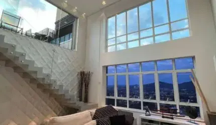 Apartamento duplex reformado à venda no Alpha Park